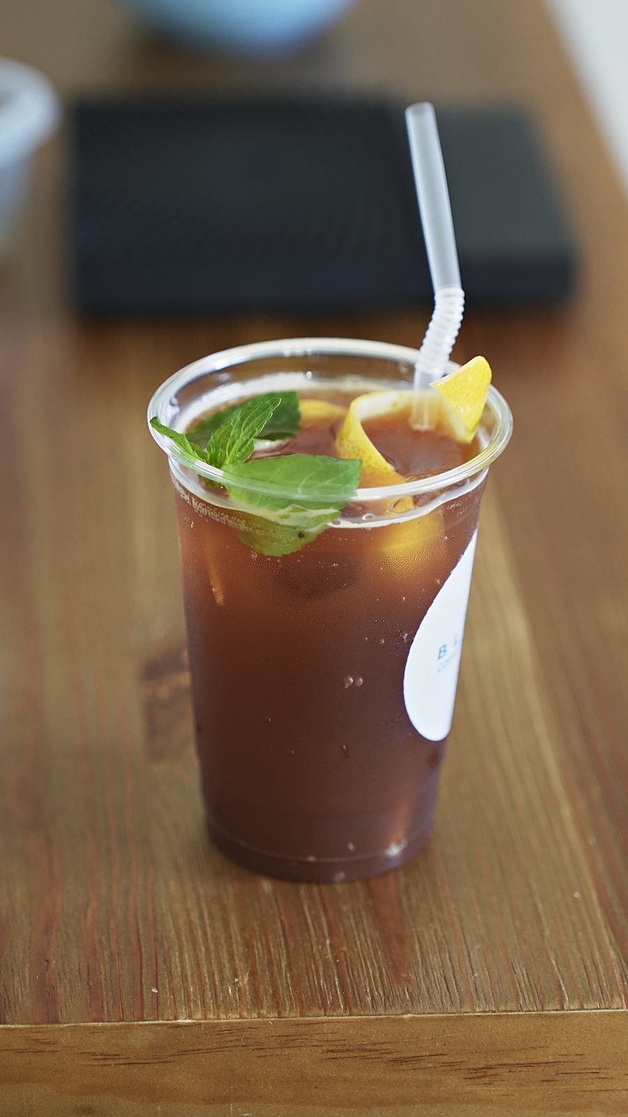 レモンとミントをのせたスパークリングコーヒー